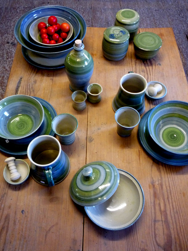 P1000718.JPG - Ein mit unserem blau-grünen Geschirr gedeckter Tisch