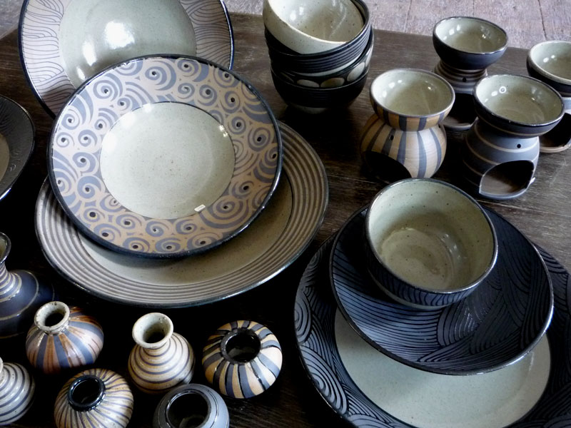 P1010229.jpg - Verschiedene Schüsseln und Schalen, Duftlampen und kleine Vasen (untern rechts)