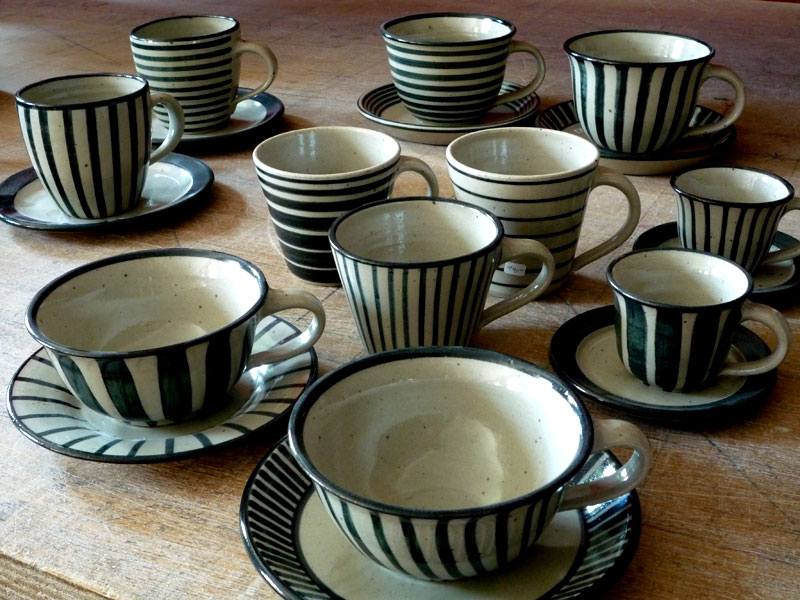 P1000592.JPG - Hinten (v.l.n.r.): für Cappuccino und Tee; Mitte: für Kaffee und Espresso; Vorne: für Milchkaffee