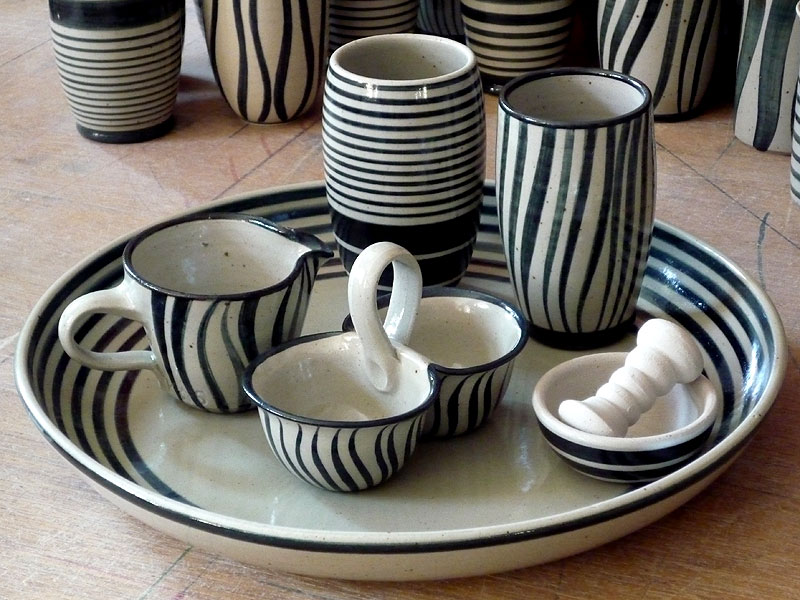 P1000600.JPG - Schüssel (hier als Tablett verwendet), Milchkännchen, Becher, Salz- und Pfeffer-Halter, kleiner Mörser