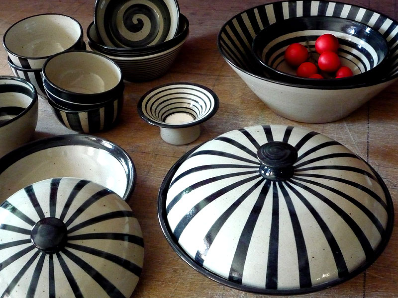 P1000612.JPG - Verschiedene Schüsseln und Schalen mit Deckel; in der Mitte: Teelichthalter