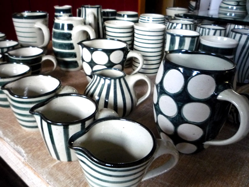 P1010252.jpg - Verschiedene Milchkännchen, Wasserkrüge und im Hintergrund Becher